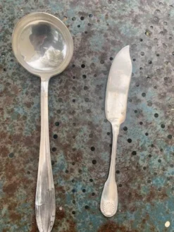 Lot de couverts de service en metal argente, dépareillés, une louche et un couteau a poisson