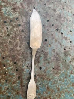 Lot de couverts de service en metal argente, dépareillés, une louche et un couteau a poisson
