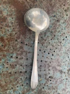 Lot de couverts de service en metal argente, dépareillés, une louche et un couteau a poisson