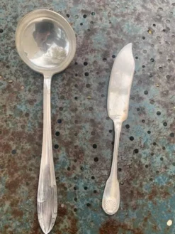 Lot de couverts de service en metal argente, dépareillés, une louche et un couteau a poisson