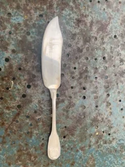 Lot de couverts de service en metal argente, dépareillés, une louche et un couteau a poisson