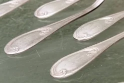 Lot de 12 couverts Ercuis en métal argenté, époque Art nouveau