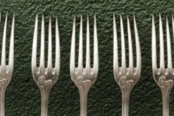 Lot de 12 couverts Ercuis en métal argenté, époque Art nouveau