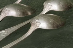 Lot de 12 couverts Ercuis en métal argenté, époque Art nouveau