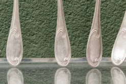 Lot de 12 couverts Ercuis en métal argenté, époque Art nouveau