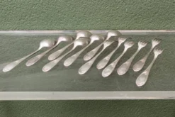 Lot de 12 couverts Ercuis en métal argenté, époque Art nouveau