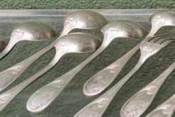 Lot de 12 couverts Ercuis en métal argenté, époque Art nouveau