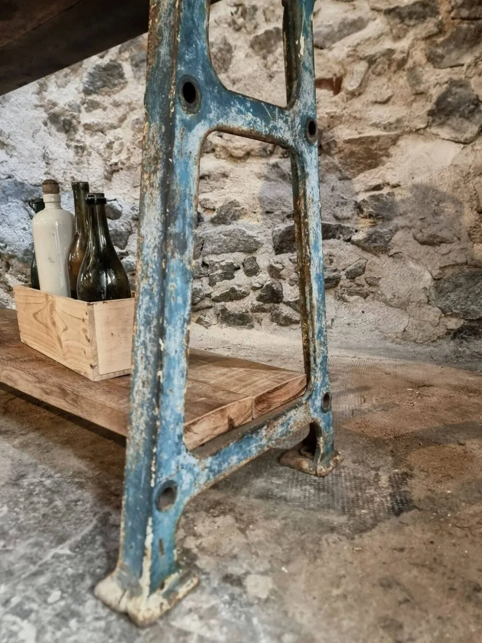 Îlot de cuisine industriel / table console avec base en fonte – France, milieu du XXe siècle