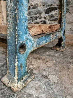 Îlot de cuisine industriel / table console avec base en fonte – France, milieu du XXe siècle