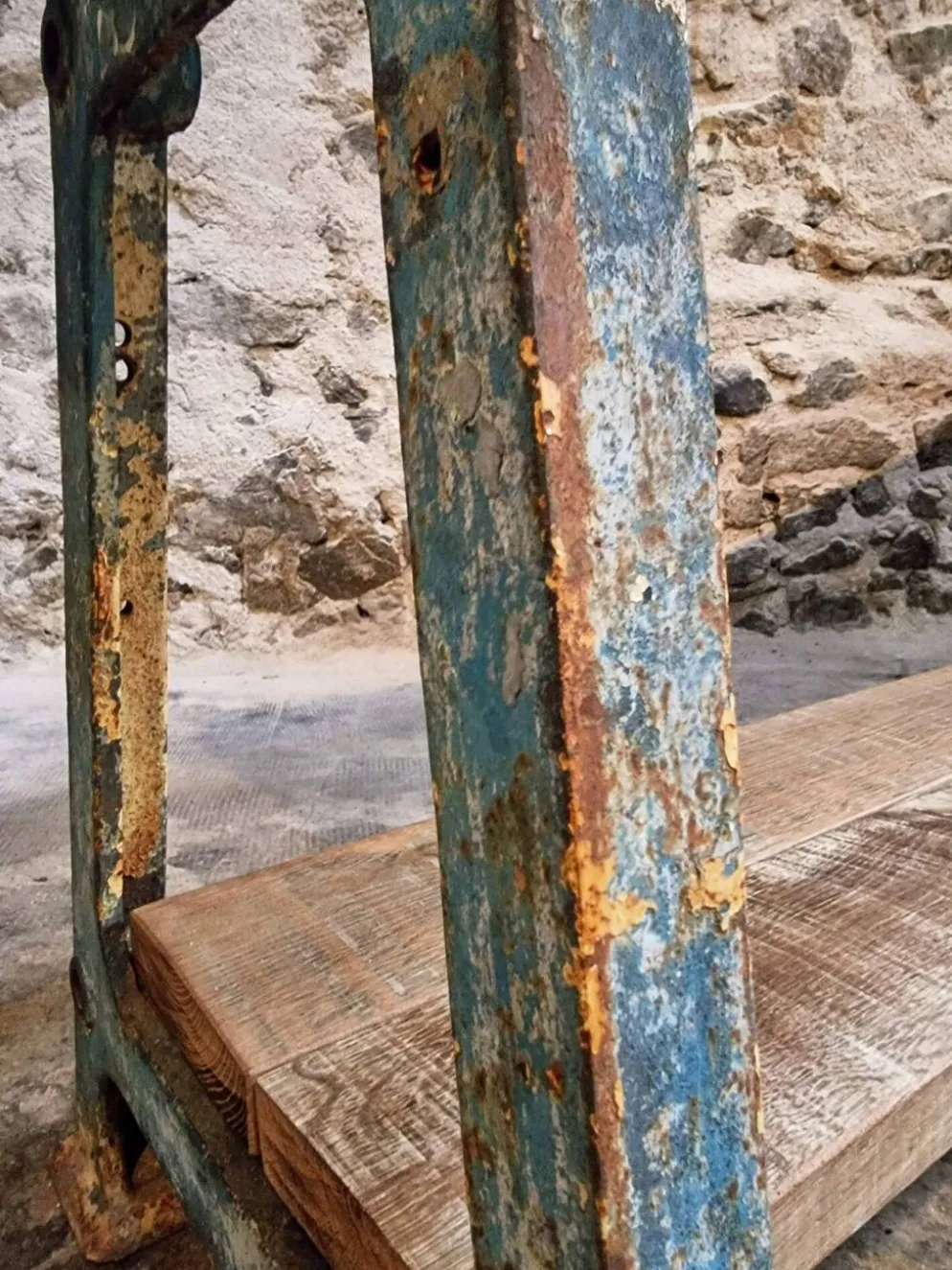 Îlot de cuisine industriel / table console avec base en fonte – France, milieu du XXe siècle