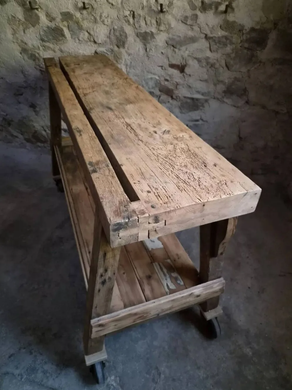 Îlot de cuisine établi français industriel, table de travail ancienne en châtaignier et chêne, vers 1900