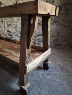 Îlot de cuisine établi français industriel, table de travail ancienne en châtaignier et chêne, vers 1900
