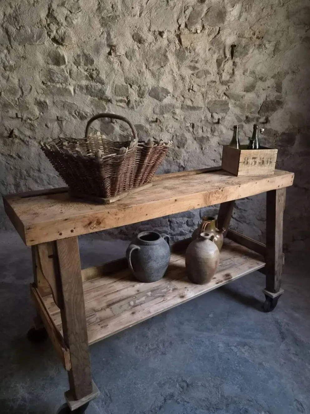 Îlot de cuisine établi français industriel, table de travail ancienne en châtaignier et chêne, vers 1900