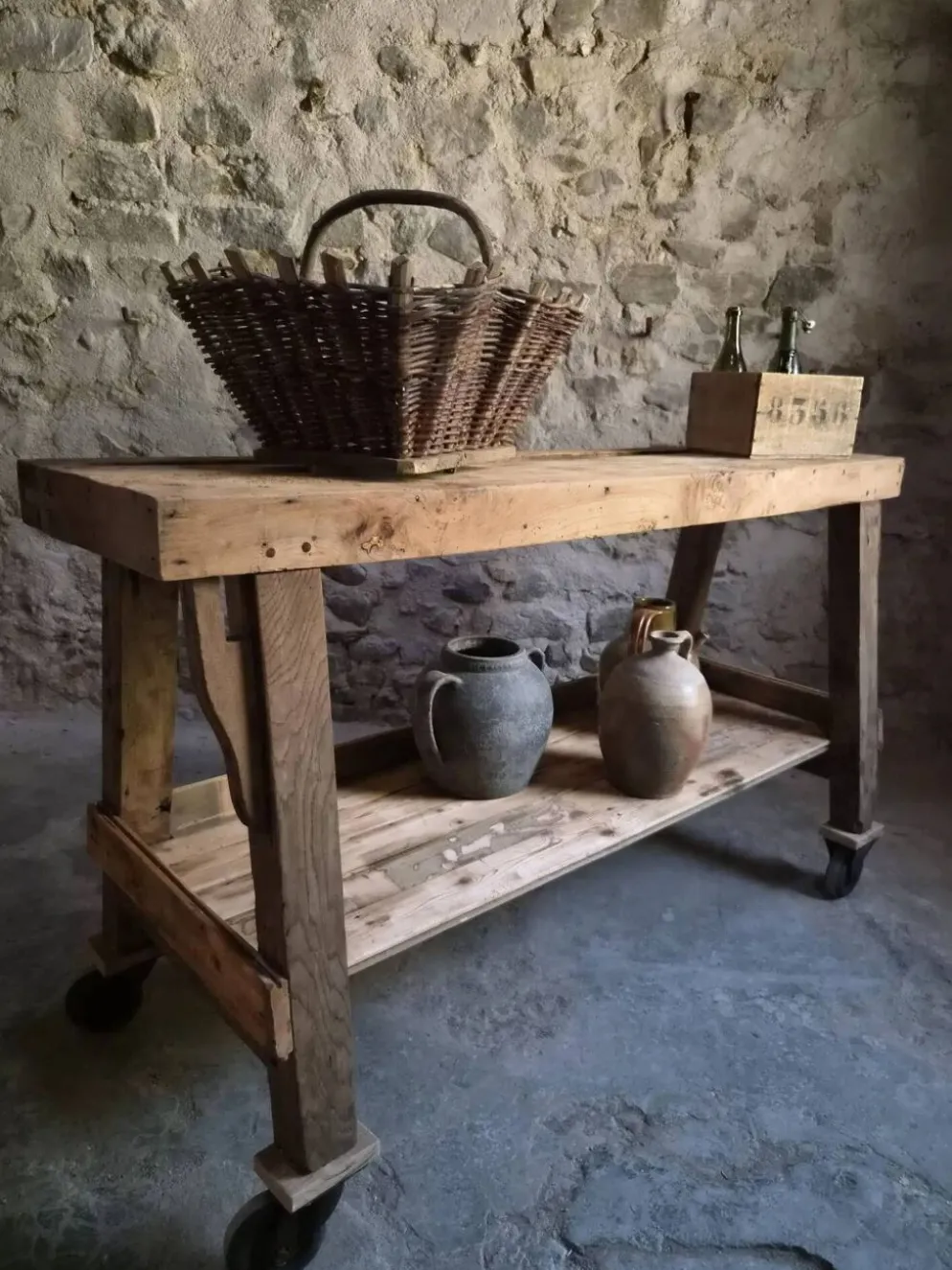 Îlot de cuisine établi français industriel, table de travail ancienne en châtaignier et chêne, vers 1900