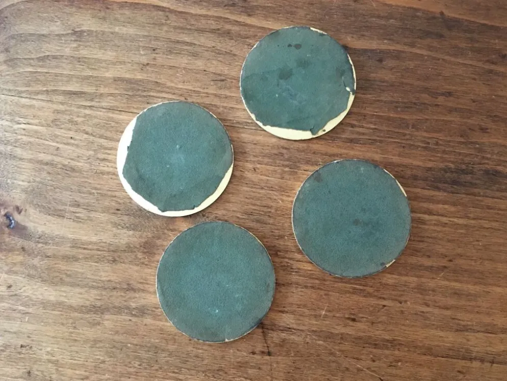 Lot de 4 dessous de verre en forme de pièces de monnaie, en métal doré
