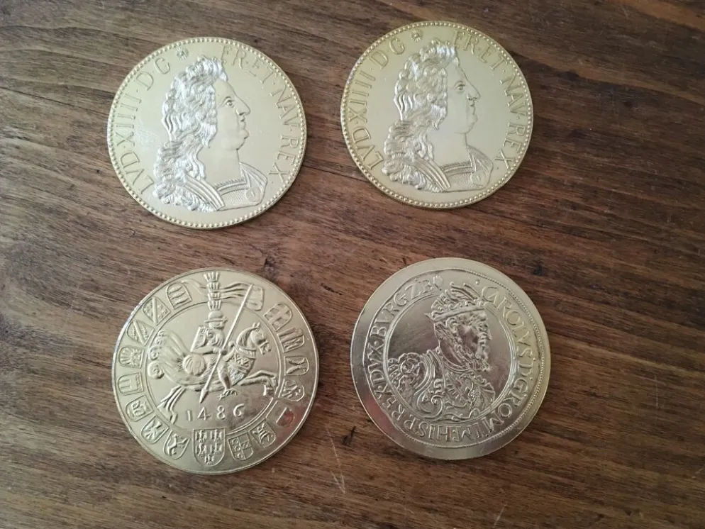 Lot de 4 dessous de verre en forme de pièces de monnaie, en métal doré