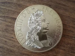 Lot de 4 dessous de verre en forme de pièces de monnaie, en métal doré