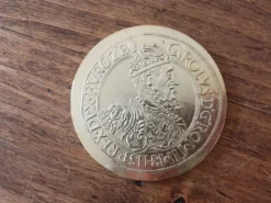 Lot de 4 dessous de verre en forme de pièces de monnaie, en métal doré