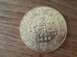 Lot de 4 dessous de verre en forme de pièces de monnaie, en métal doré