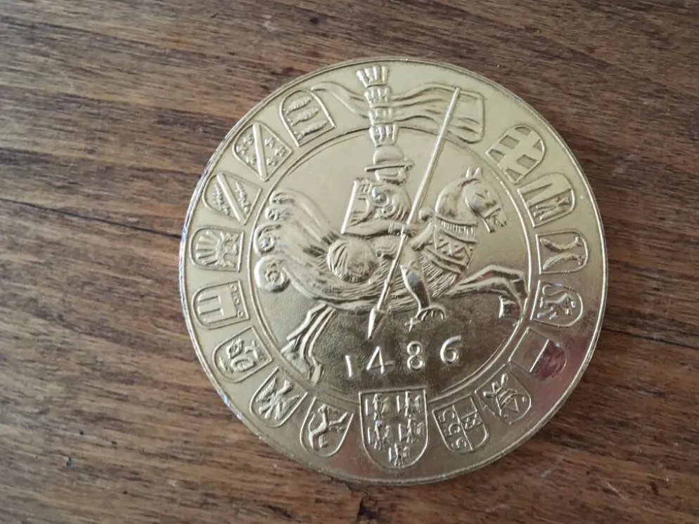 Lot de 4 dessous de verre en forme de pièces de monnaie, en métal doré