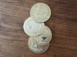 Lot de 4 dessous de verre en forme de pièces de monnaie, en métal doré