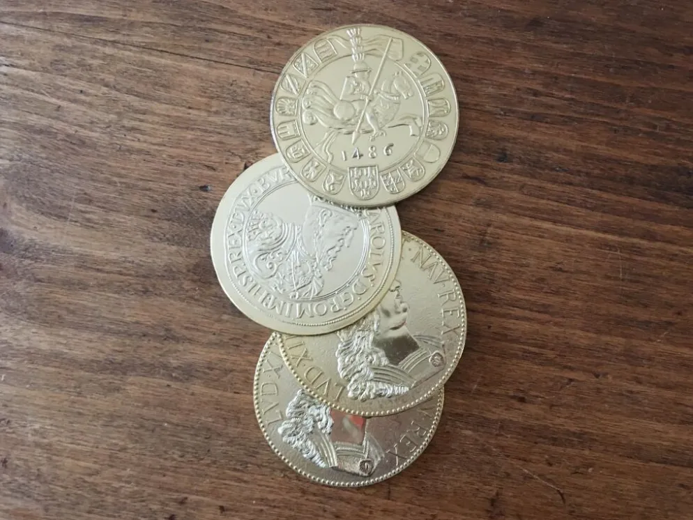 Lot de 4 dessous de verre en forme de pièces de monnaie, en métal doré