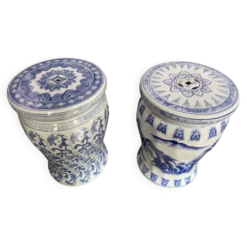 Lot de deux bouts de canapé porcelaine blanche et bleue