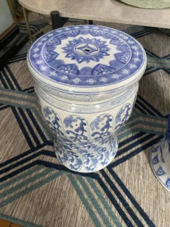 Lot de deux bouts de canapé porcelaine blanche et bleue