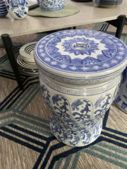 Lot de deux bouts de canapé porcelaine blanche et bleue