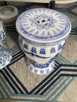 Lot de deux bouts de canapé porcelaine blanche et bleue