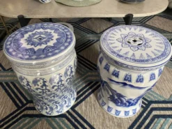 Lot de deux bouts de canapé porcelaine blanche et bleue