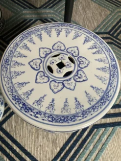 Lot de deux bouts de canapé porcelaine blanche et bleue