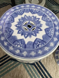 Lot de deux bouts de canapé porcelaine blanche et bleue
