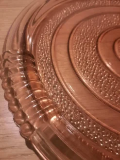 Lot de deux plats art déco en verre rosaline