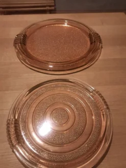 Lot de deux plats art déco en verre rosaline