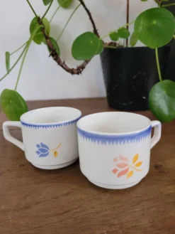 Lot de deux tasses à café fleuries