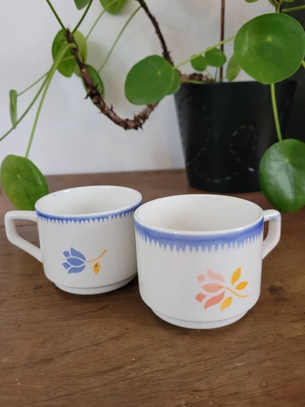 Lot de deux tasses à café fleuries