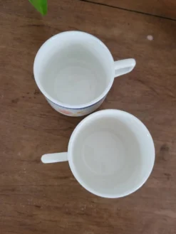 Lot de deux tasses à café fleuries