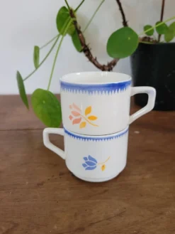 Lot de deux tasses à café fleuries