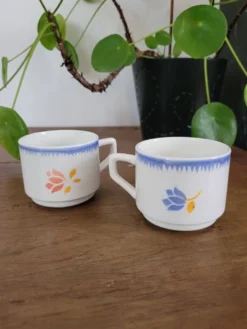 Lot de deux tasses à café fleuries