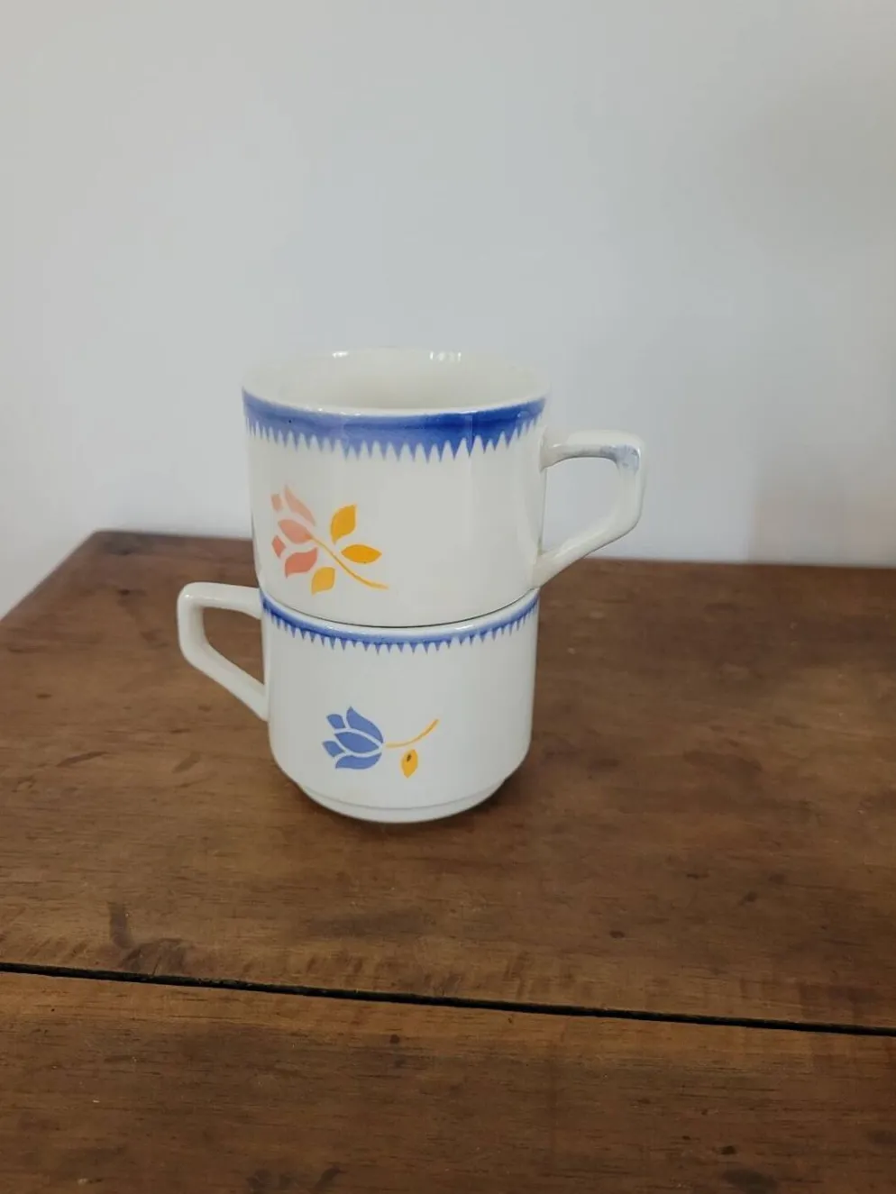 Lot de deux tasses à café fleuries