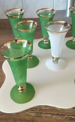 Lot de 11 flûtes à champagne en verre givré et liseré doré – Années 60/70