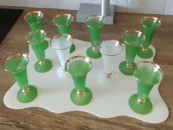 Lot de 11 flûtes à champagne en verre givré et liseré doré – Années 60/70