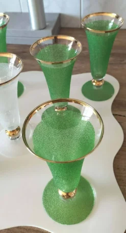 Lot de 11 flûtes à champagne en verre givré et liseré doré – Années 60/70