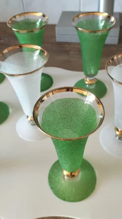 Lot de 11 flûtes à champagne en verre givré et liseré doré – Années 60/70