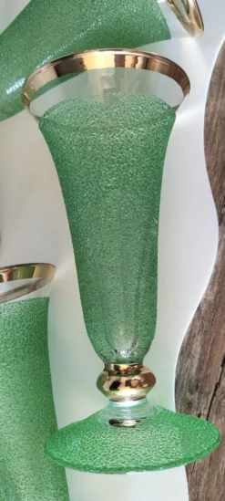 Lot de 11 flûtes à champagne en verre givré et liseré doré – Années 60/70