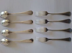 Lot de 4 fourchettes et 4 cuillères à soupe