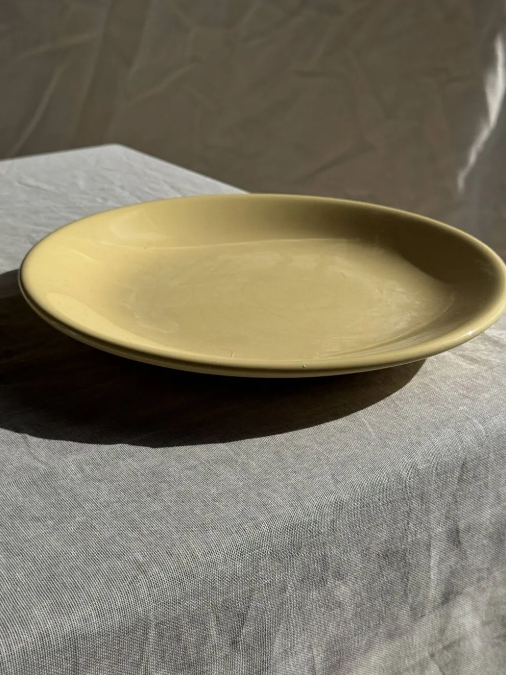 Lot de 2 grandes assiettes jaunes sans marque D25,5