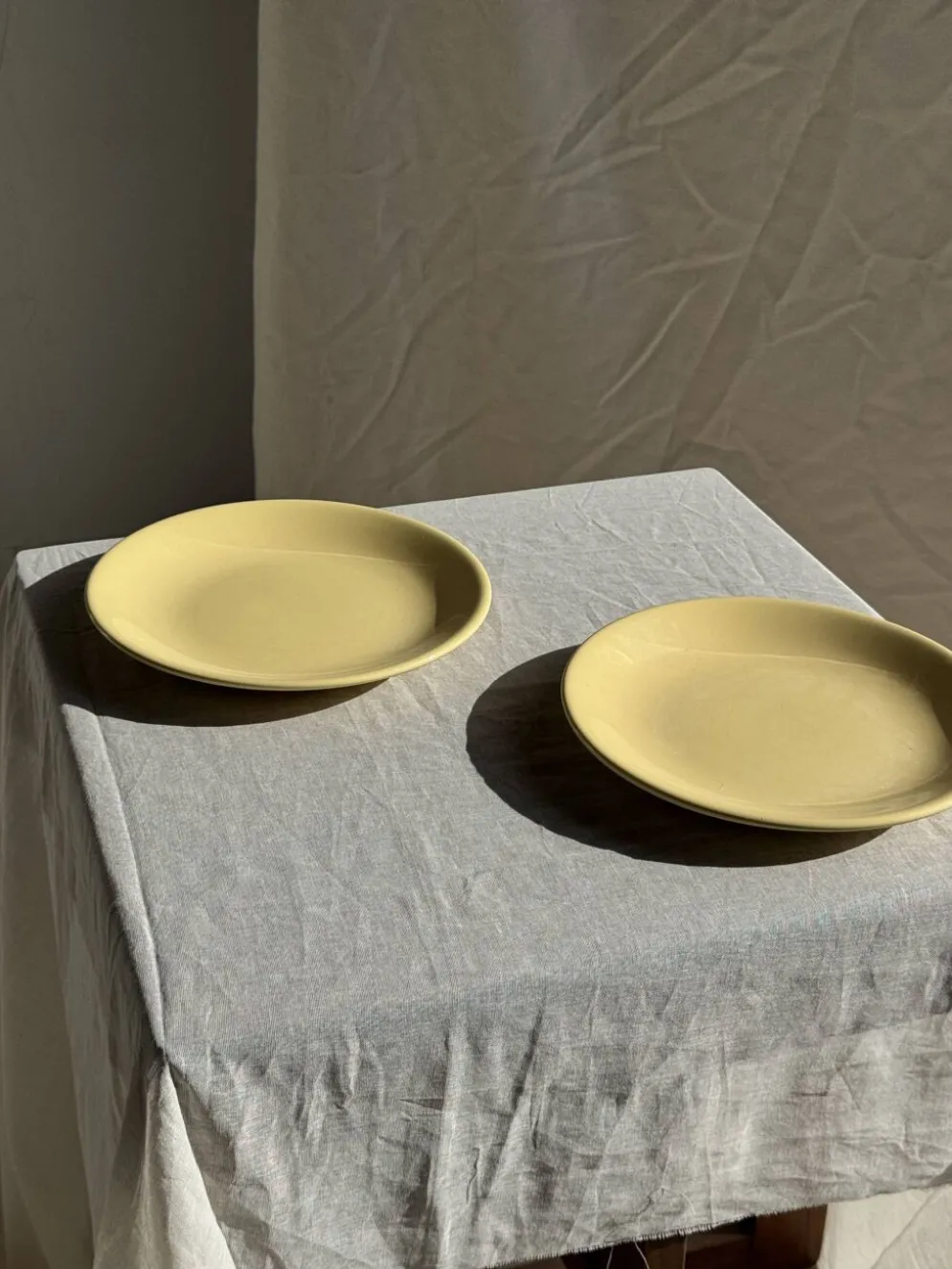 Lot de 2 grandes assiettes jaunes sans marque D25,5