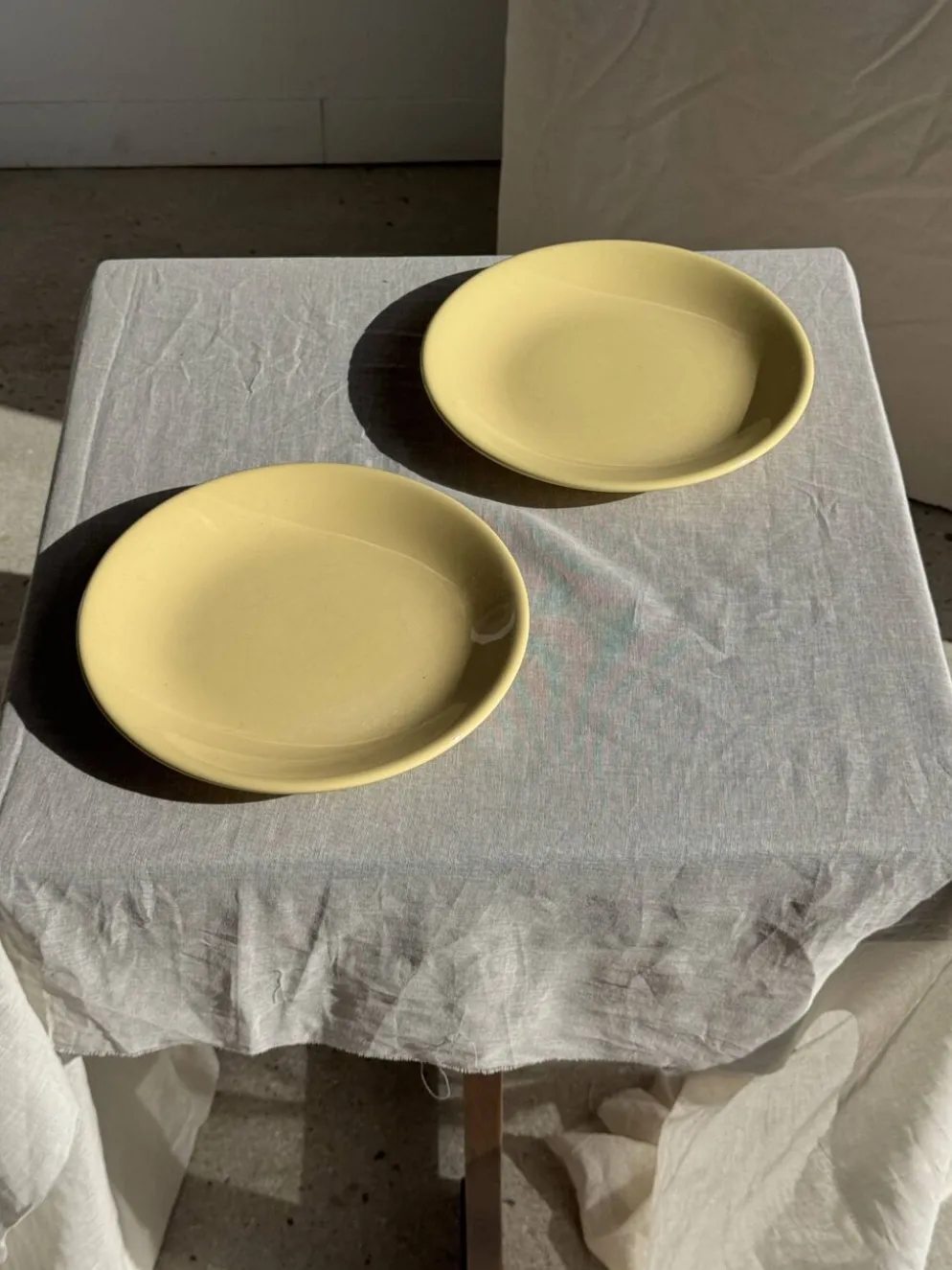 Lot de 2 grandes assiettes jaunes sans marque D25,5